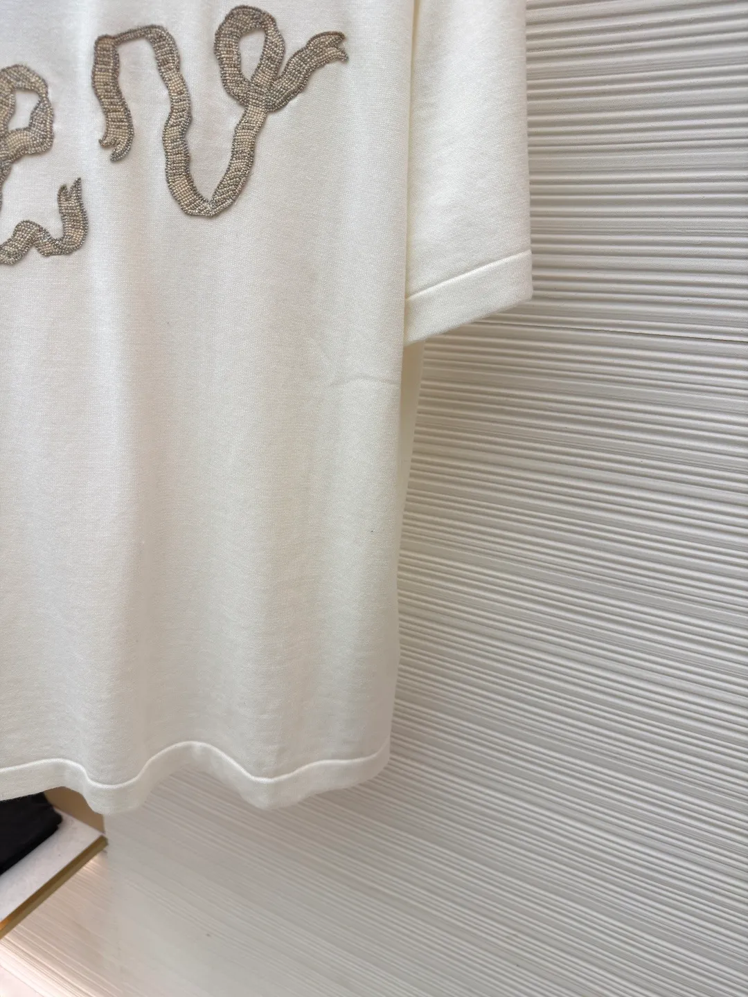 LOUIS VUITTON Ribbon embroidered woolen short sleeves ●Original version: Purchased and developed for 10800 ●Item number: 1681960-A65 ●Fabric: pure cotton fabric ●Technology: embroidery production ●Color: white ●Version: fitted version ●Weight: about 245 grams ●Size: XS-S-M-L ●Description: Made of 260g 32-count Shuangsha pure cotton fabric exclusively customized from the original board. The embroidery is designed with knots to imitate the beading look. The overall line is straight and delicate. The fabric is comfortable and soft. The color is consistent and has no color difference. It can be matched with the same style to create a fashionable look and control various occasions. Customized accessories, complete with three standards, same style for men and women!